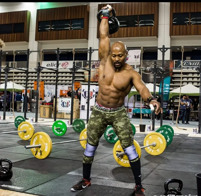 Gianni en compétition, kettlebell à bout de bras